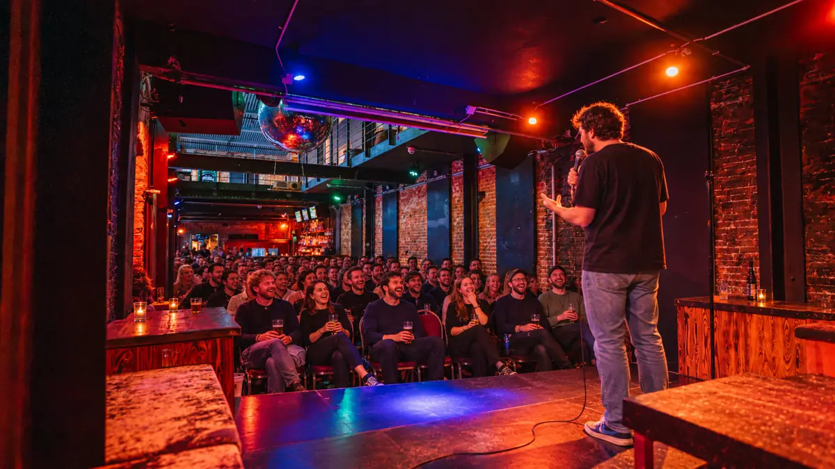 Comedian auf der Bühne im Thomas Read, das Publikum in den ersten Reihen lacht